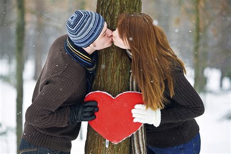 kiss winter graphy romance valentine snowflakes love snow couple romantic heart