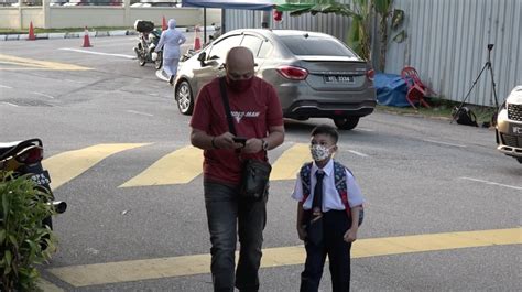 Bapa Hantar Anak Ke Sekolah Dengan Kereta Joanne Thomson