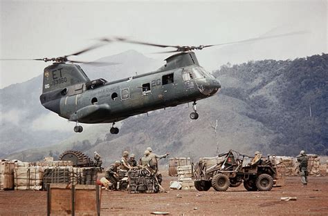 Vietnam War 1968 Helicopter In Flight Near Mountain Range 戦争