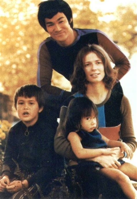 Born in san francisco on the 27th of november perhaps the biggest theory is known as the 'lee family curse' or 'bruce lee curse'. O MISTÉRIO NAS MORTES DE BRANDON & BRUCE LEE | Bruce lee ...