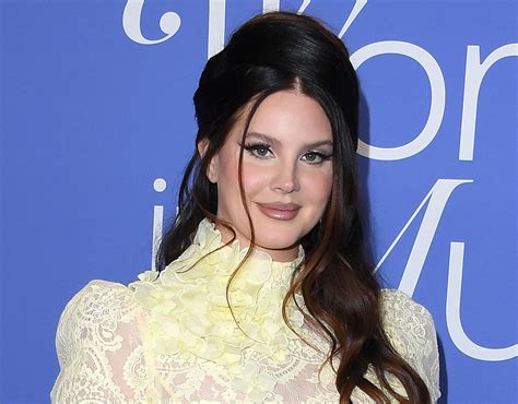 Lana Del Rey Shines In Gold Heels At Billboard Women In Music Awards