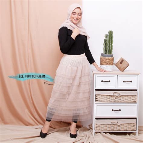 Fashion hijab yang kian terbuka dengan berbagai gaya baru modifikasi skirt dengan potongan lembut dan berciri lipatan ini kerap dipadukan dengan berbagai atasan termasuk juga blouse dari kain brokat yang biasa dikenakan saat kondangan. 10+ Ide Ootd Hijab Rok Tutu Cream - Tresure Hunt