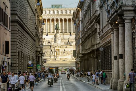 Roma Choc In Centro Uomo Gira Nudo In Strada E Inizia A Masturbarsi