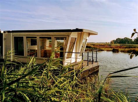 Ein großteil der häuser liegt außerdem direkt an einem see , verbunden mit. Bootshaus mieten, Bootshäuser mieten, Bootshaus Ferienhaus ...