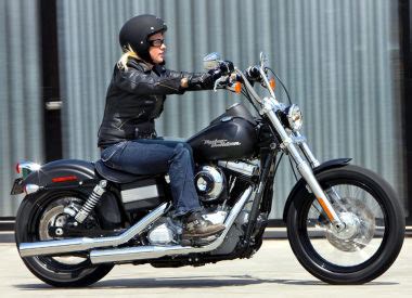 That look gets refined for 2009, with a new rear fender cut even higher and topped with a curved, retro tail light. Harley-Davidson 1584 DYNA STREET BOB FXDB 2009 - Fiche ...