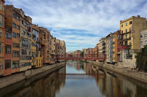 Girona, spain giona is a city in the northeast of catalonia, at the confluence of the rivers ter, onyar, galligants, and güell and has an official population of 96,722 as of january 2011. Girona, Spain: A love story - Hecktic Travels
