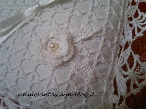 Cuscino portafedi uncinetto schemi e spiegazioni passo a passo e tutorial per realizzare a mano un accessorio per il giorno del matrimonio unico e originale. cuscino portafedi uncinetto schemi | Uncinetto, Cuscini e ...