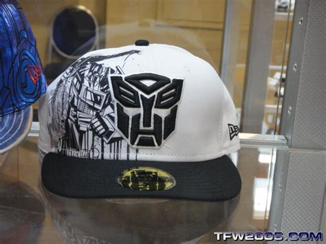 Pakai topi new era stickernya tidak dilepas : New Era Transformers Hats at Botcon 2010 - Transformers News - TFW2005