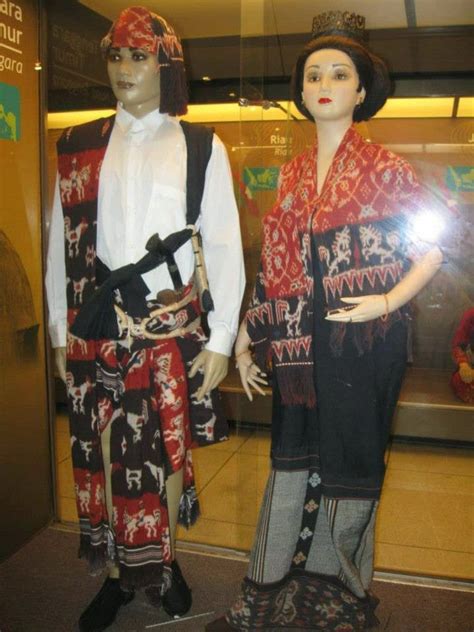 Baju adat suku atoni/dawan, manggarai, belu, sumba, lio, rote, sabu dll. Fashion: Pakaian Adat Nusa Tenggara Timur (NTT)
