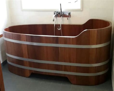 Mit einer freistehenden badewanne von duschmeister.de wird ihr badezimmer zu einem echten hingucker. Holzbadewannen
