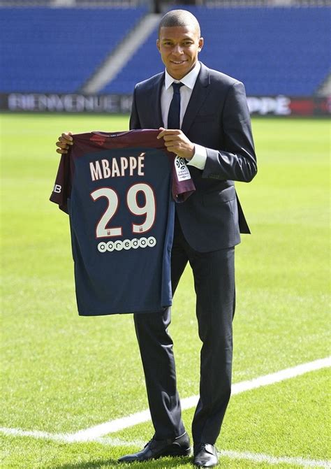 Kylian mbappé was born on 20 december 1998 in bondy, france. Celebrity Heights | How Tall Are Celebrities? Heights of ...