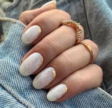 Recreate These Gorgeous Minimalist Nail Designs For Fall Round Nail