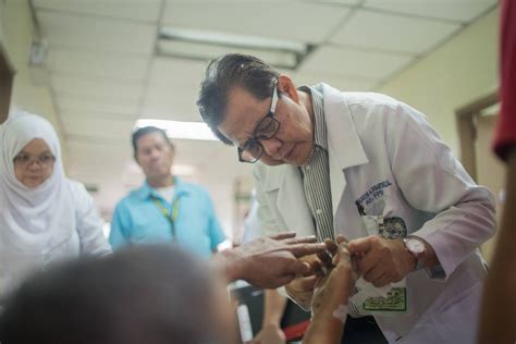 Philippines Tireless Doctor Treats Without Any Breaks Or Bias Icrc
