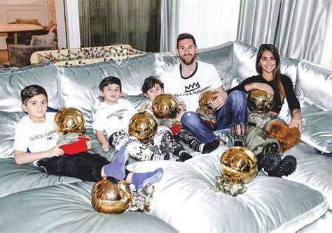 Las Increíbles Fotos De Messi Y Su Familia Con Los Siete Balones De Oro