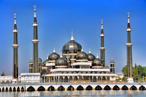 Dan antara masjid yang paling popular di malaysia terletak di alor setar, kedah darul aman. Alam Mengembang Jadi Guru: Masjid Kristal Malaysia