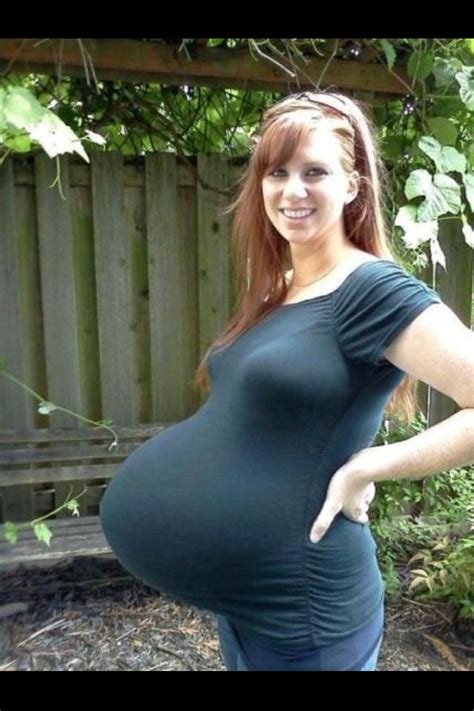 Fille très enceinte avec de gros melons Photos érotiques et porno