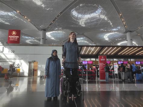 turkish airlines helps world s tallest woman fly for first time daily sabah