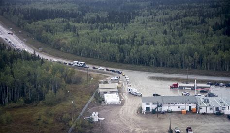 Residents Of Canadas Yellowknife Begin Fleeing Amid Wildfire Threat Cgtn