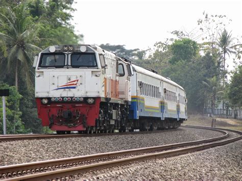 Kereta Api Indonesia Rangkaian Kereta Api Lodaya Pagi Melintas Lembah