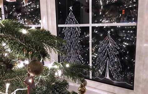 How To Decorate Your Windows For Christmas With Chalk Pens Pinkscharming