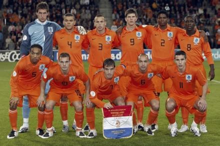 Het nederlands voetbalelftal is een team van mannelijke voetballers dat nederland vertegenwoordigt in internationale wedstrijden. Nieuws, achtergronden, onderbelichte zaken: Nederlands ...