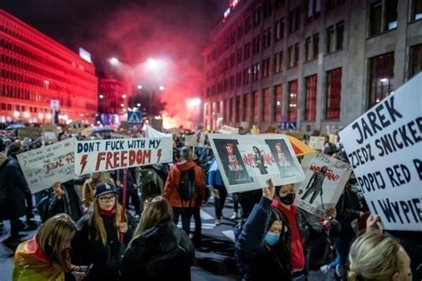 Pologne Des Dizaines De Milliers De Personnes Manifestent Pour Le