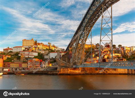 Fotodrucke sind perfekt zum selbstrahmen oder um sie deinem portfolio hinzuzufügen. Douro-Fluss und Dom Luis Brücke, Porto, Portugal ...