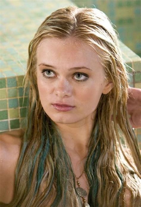 Claire tries to hide herself and gives aquamarine a questioning look] aquamarine: Sara Paxton as Aquamarine | Aquamarine movie, Beauty girl ...