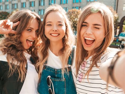 Trois Jeunes Femmes Souriantes Hipster Dans Des V Tements D T Filles