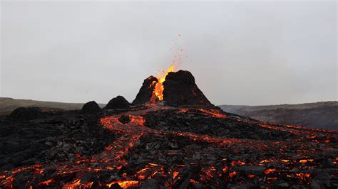 Download Wallpaper 3840x2160 Volcano Lava Eruption Spray Hot 4k Uhd