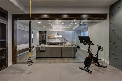 Basement Workout Gym With Glass Wall Di Transizione Palestra In