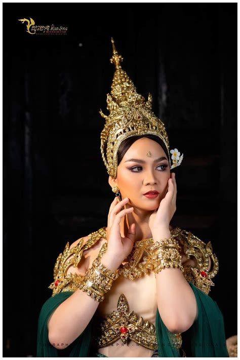 🇰🇭 cambodia 🇰🇭 gorgeous cambodian women in traditional costume ⚜️ cambodian women women gorgeous