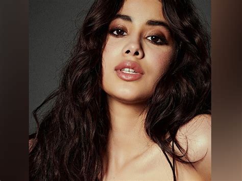 Janhvi Kapoor In Kohl Rimmed Eyes And Nude Glossy Lips For Roohi