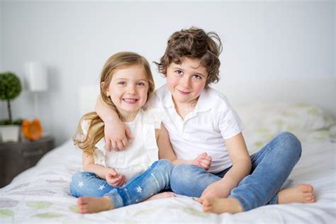 Niños Hermano Y Hermana Que Se Abrazan Foto De Archivo Imagen De Bebé