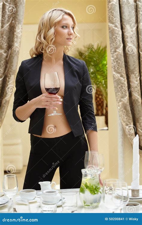 Sexy Frau Die Mit Glas Wein Im Restaurant Aufwirft Stockbild Bild Von Hotel Stilvoll 50200841