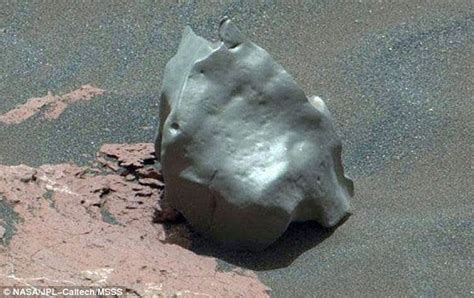 Curiosity Spots What Could Be An Iron Meteorite On Mars Daily Mail Online