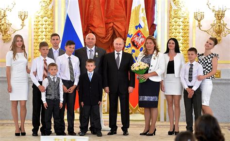 Putin Presents Medals to Parents With Seven or More Children