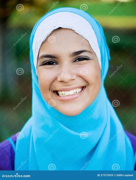 Belle Fille De Ladolescence Musulmane Susant Hijab Image Stock Image Du Adolescents Sourire