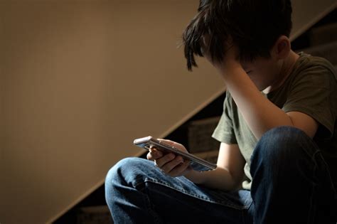 Pengaruh Media Sosial Terhadap Kesehatan Mental Remaja Homecare