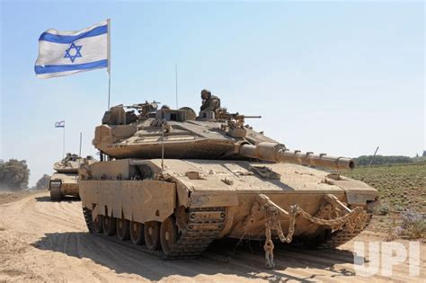 Photo Israeli Tanks Wait To Enter Gaza Jer2014080206