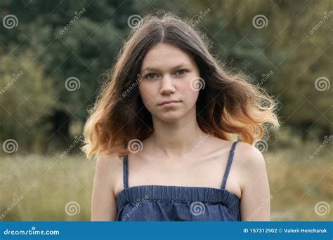 Portret Van Een Mooi Tiener Meisje Van 15 Met Bruin Vliegend Haar