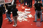 立院丟豬內臟「全武行」登國際 BBC：台灣國會混戰惡名昭彰
