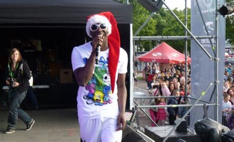 Moussier Tombola met le feu à la plage verte photos et vidéo