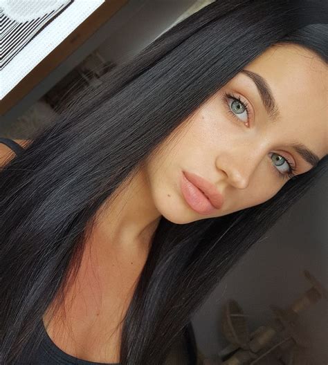 Yuliamiia Auf Instagram When Your Skin Is Sunfucked Dark Hair Blue Eyes Black Hair Blue