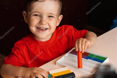 Niño Niño Esculpe Figuras De Plastilina Multicolor Sentado En Una Mesa