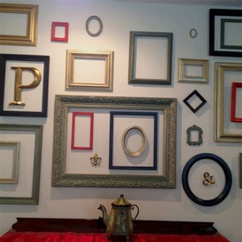 Artwork is a great way to add interest to a room, but arranging art can be stressful. Use Empty Frames To Decorate Home | Ultimate Home Ideas