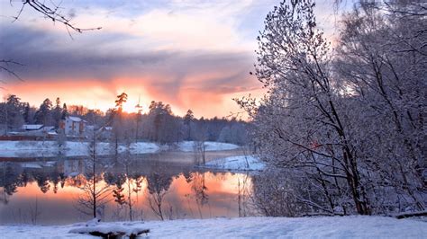 Free Download Beautiful Winter Cold And Morning Lake 1600 X 900