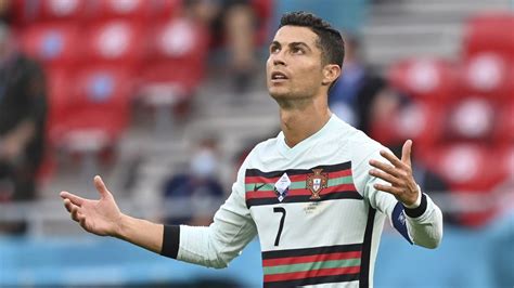 Coca cola shares dropped from 56.10 dollars to 55.22 dollars almost immediately after ronaldo 's gesture, meaning the company's value fell from 242bn dollars to 238bn dollars. Ronaldo en de 'koersval' van Coca-Cola: dit gebeurde er ...