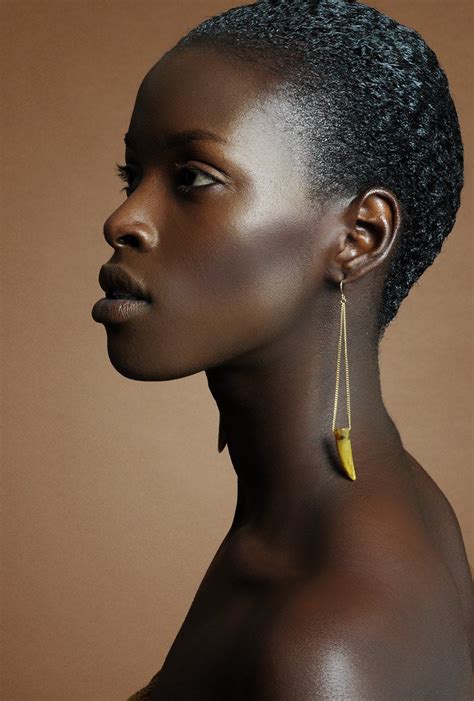 Afro Court Gelé Et Pendants En Or Et Ivoire Jaune Maquillage Nude Girls Natural Hairstyles
