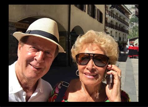 La moglie lo ha trovato soffocato e steso sul pavimento del bagno. Memo Remigi chi era la moglie Lucia Russo, aveva 82 anni ...